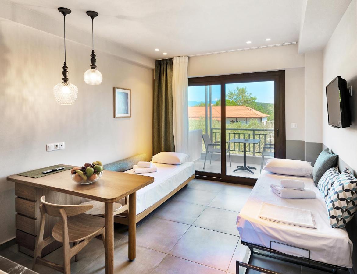 Dionysus Apartments & Suites イエリソス エクステリア 写真