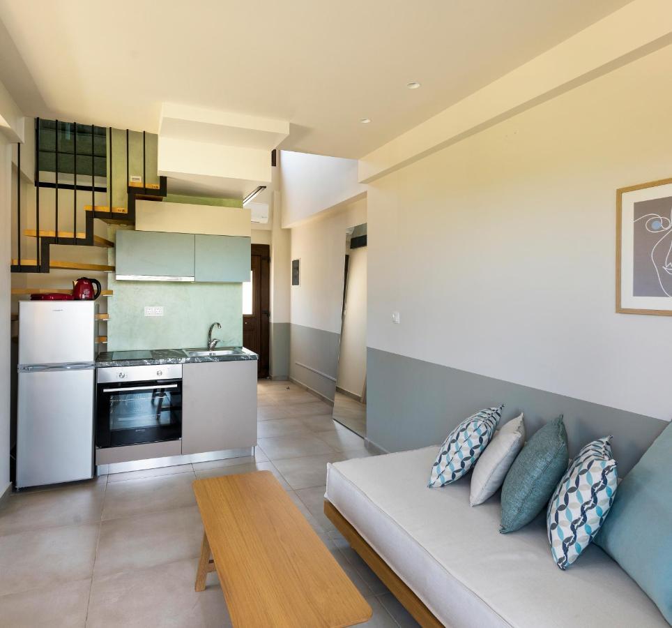 Dionysus Apartments & Suites イエリソス エクステリア 写真