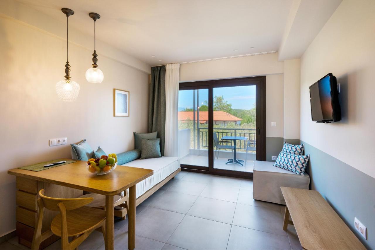 Dionysus Apartments & Suites イエリソス エクステリア 写真