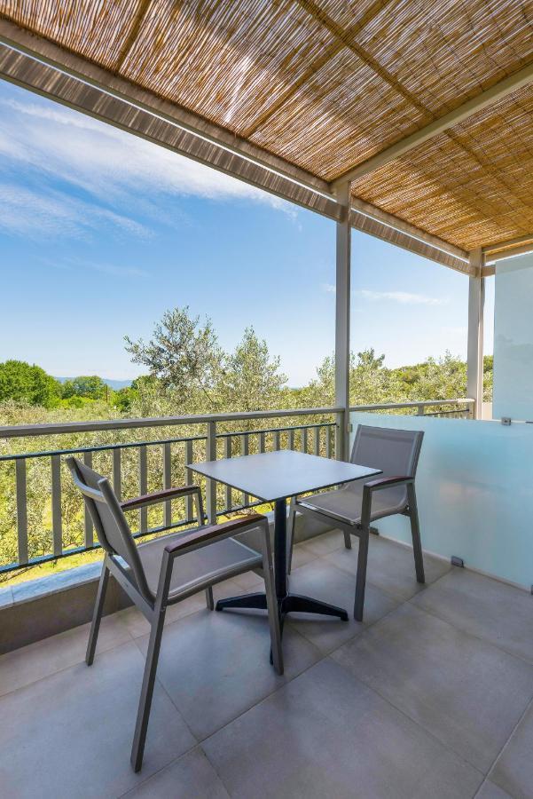 Dionysus Apartments & Suites イエリソス エクステリア 写真