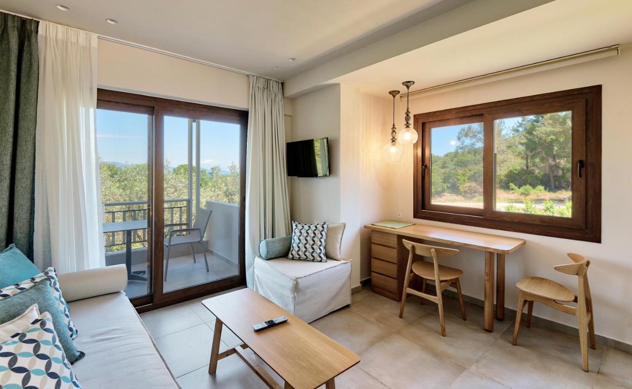 Dionysus Apartments & Suites イエリソス エクステリア 写真